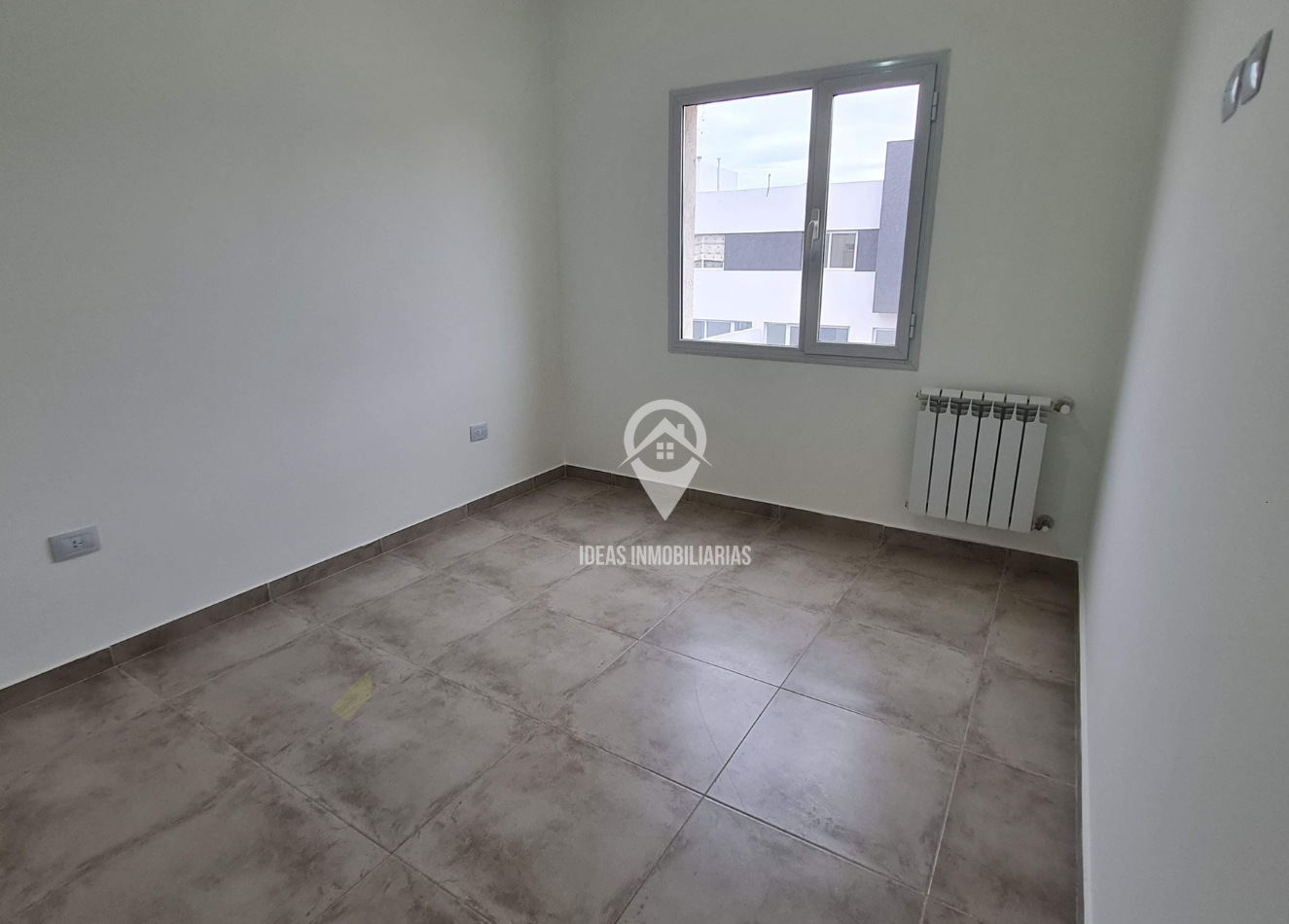 ¡Descubre la comodidad y confort en este amplio duplex ubicado en Barrio Altos del Limay!