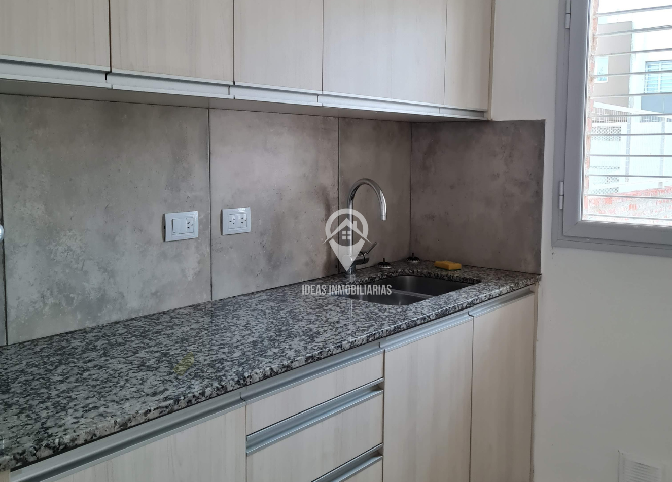 ¡Descubre la comodidad y confort en este amplio duplex ubicado en Barrio Altos del Limay!