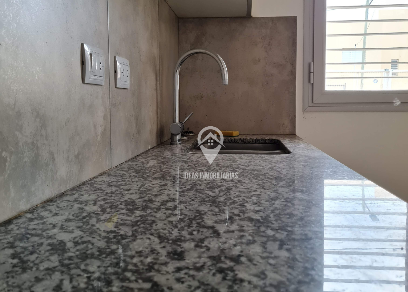 ¡Descubre la comodidad y confort en este amplio duplex ubicado en Barrio Altos del Limay!