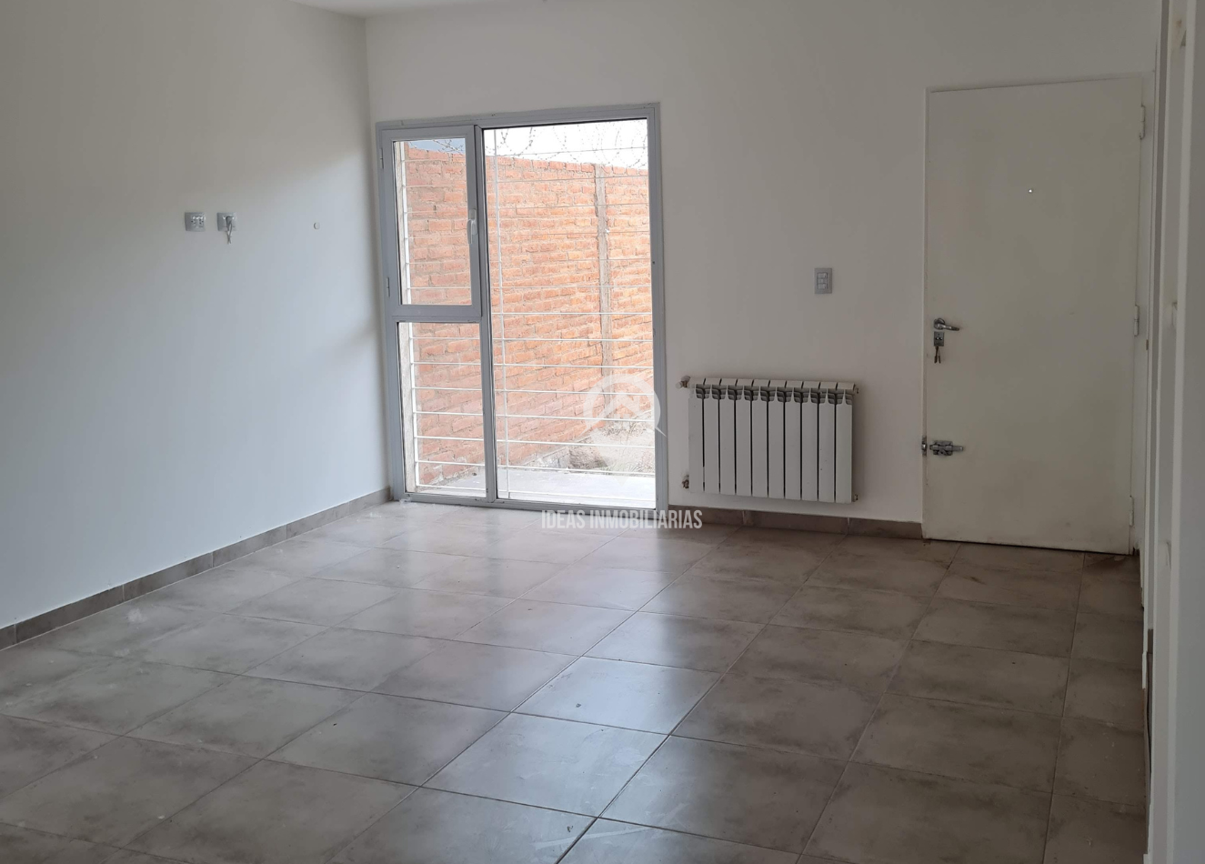 ¡Descubre la comodidad y confort en este amplio duplex ubicado en Barrio Altos del Limay!