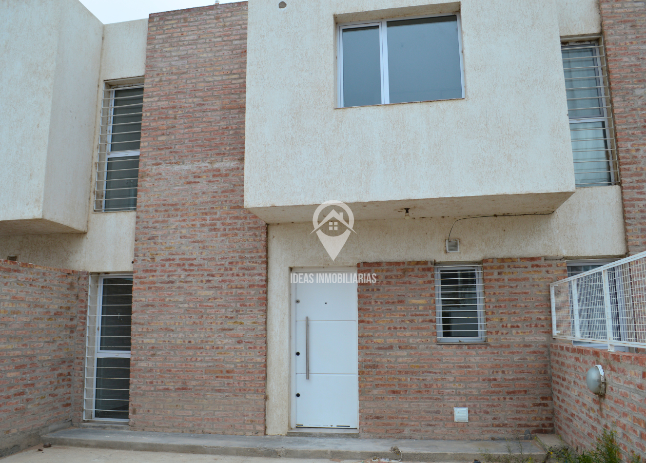 ¡Descubre la comodidad y confort en este amplio duplex ubicado en Barrio Altos del Limay!