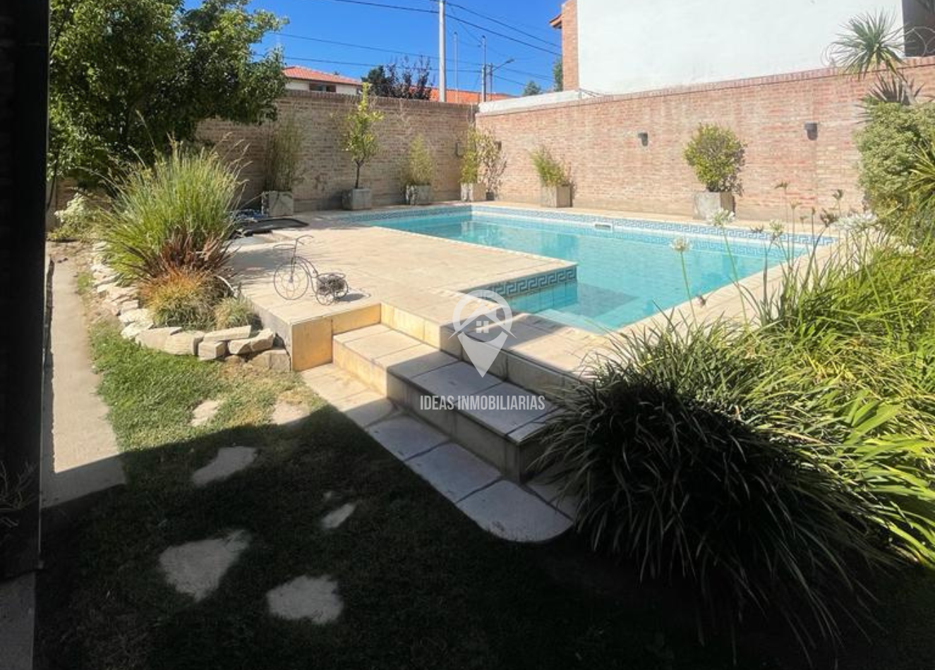 ¡Casa Exclusiva en Venta en B° Santa Genoveva, Ciudad de Neuquen!